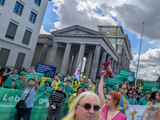 Protest am Brandenburger Tor gegen die geplanten Kürzungen durch das GKV-Beitragssatzstabilisierungsgesetz Protest am Brandenburger Tor gegen die geplanten Kürzungen durch das GKV-Beitragssatzstabilisierungsgesetz