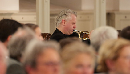 Ein Trompeter spielt inmitten des Publikums im Kirchensaal beim 10. Herzbrücke-Benefizkonzert im Hamburger „Michel“ der Albertinen-Stiftung. Ein Trompeter spielt inmitten des Publikums im Kirchensaal beim 10. Herzbrücke-Benefizkonzert im Hamburger „Michel“ der Albertinen-Stiftung.