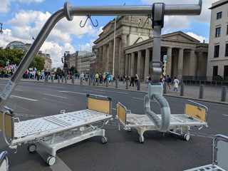 Leere Krankenhausbetten auf Straße Leere Krankenhausbetten auf Straße