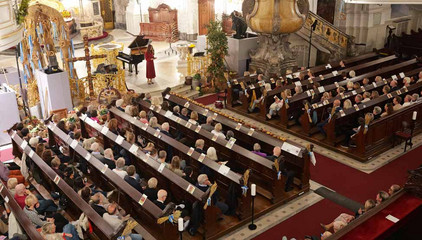 Blick von oben auf die vollbesetzten Kirchenbänke im Kirchensaal beim 10. Herzbrücke-Benefizkonzert im Hamburger „Michel“ der Albertinen-Stiftung. Blick von oben auf die vollbesetzten Kirchenbänke im Kirchensaal beim 10. Herzbrücke-Benefizkonzert im Hamburger „Michel“ der Albertinen-Stiftung.