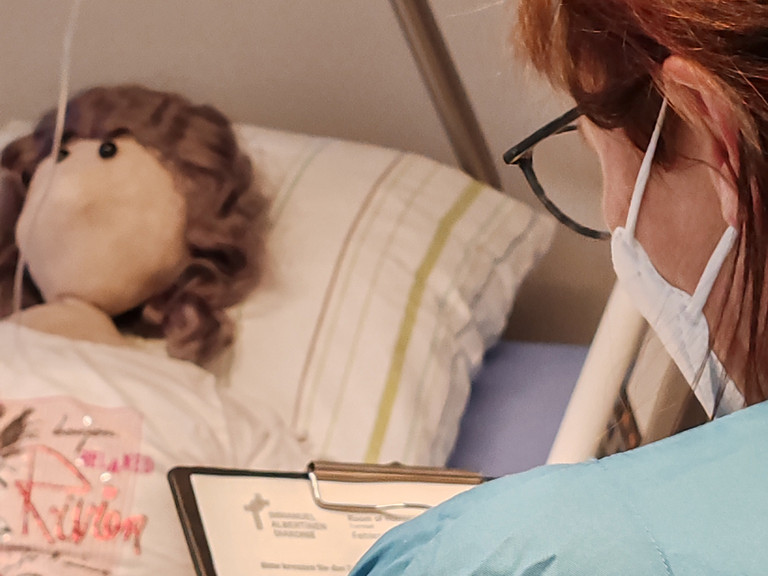 Immanuel Krankenhaus Berlin - Pflegedienst - Nachricht - Willkommen im "Room of Horror" - Pflegerin bei der Simulation an Bett mit Dummy