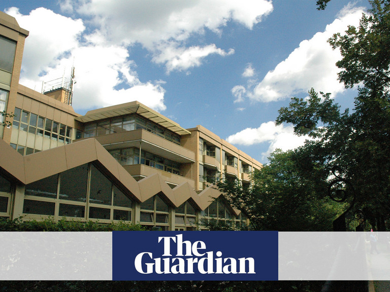 Hausansicht mit Bauchbinde mit Logo von The Guardian