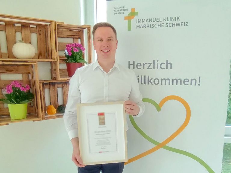 Immanuel Klinik Märkische Schweiz - Nachricht - Ausgezeichnet! – Immanuel Klinik Märkische Schweiz ist führende onkologische Rehaklinik - Sascha Seyer mit Auszeichnung