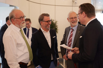 Gäste im Gespräch vor dem Festgottesdienst zum 119. Albertinen-Jahresfest in der Kirche am Albertinen Krankenhaus Hamburg-Schnelsen. Gäste im Gespräch vor dem Festgottesdienst zum 119. Albertinen-Jahresfest in der Kirche am Albertinen Krankenhaus Hamburg-Schnelsen.