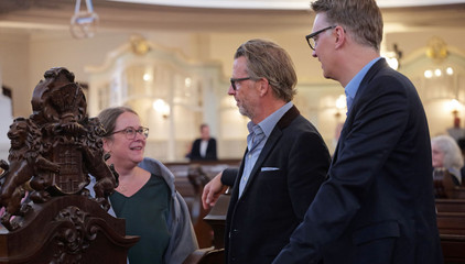 Drei Konzertgäste unterhalten sich im Kirchensaal beim 10. Herzbrücke-Benefizkonzert im Hamburger „Michel“ der Albertinen-Stiftung. Drei Konzertgäste unterhalten sich im Kirchensaal beim 10. Herzbrücke-Benefizkonzert im Hamburger „Michel“ der Albertinen-Stiftung.