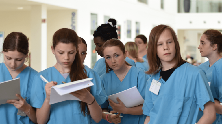 Schülerinnen und Schüler beim Girls-Boys-Day 2023 im Albertinen Krankenhaus