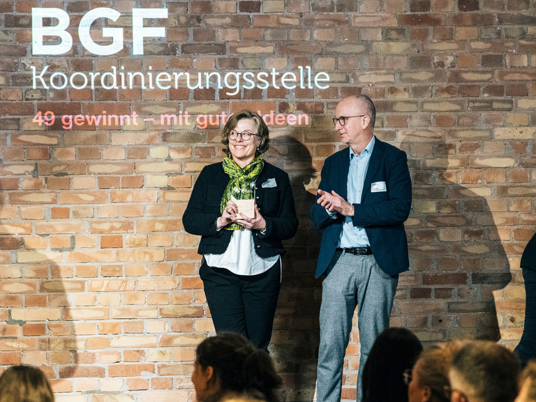 Stefanie Lemmer und Walther Seiler stehen bei der Preisverleihung auf der Bühne