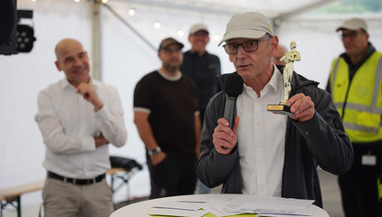 ASH-Geschäftsführer Ralf Zastrau hält an einem Tisch im Festzelt eine Rede bei der Jubiläumsfeier 20 Jahre Albertinen Services Hamburg ASH in Rellingen. ASH-Geschäftsführer Ralf Zastrau hält an einem Tisch im Festzelt eine Rede bei der Jubiläumsfeier 20 Jahre Albertinen Services Hamburg ASH in Rellingen.