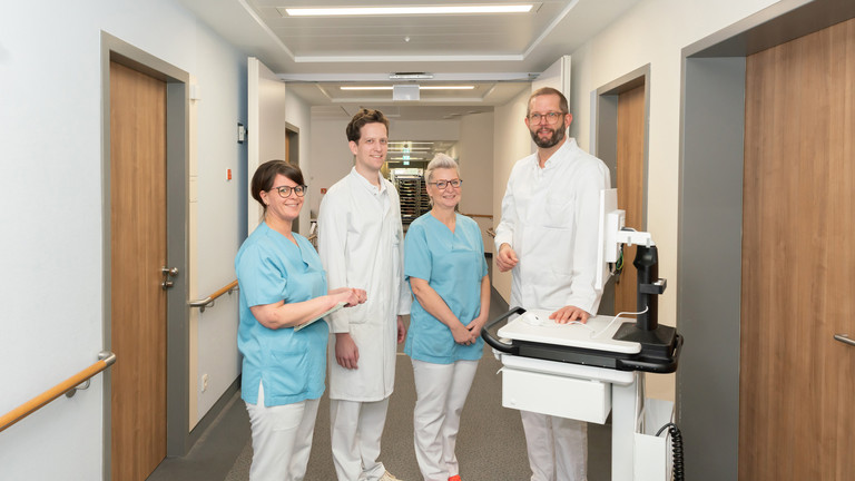 Chefarzt Dr. med. Marcus Reinke mit einem kleinen Teil des Teams der Orthopädie und Unfallchirurgie der Immanuel Klinik Rüdersdorf