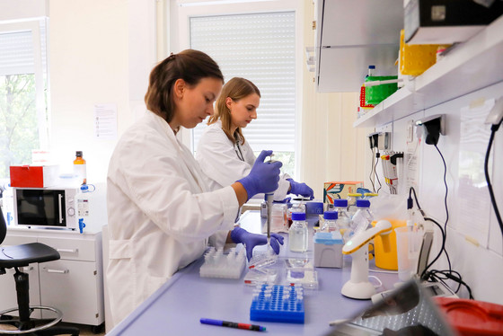 Zwei Mitarbeiterinnen bei der Arbeit im Labor