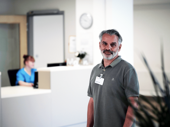 Pflegedirektor Alberto Da Silva Correia in einem Büroraum im Albertinen Krankenhaus, Albertinen Haus, Hamburg-Schnelsen