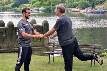 Unter Anleitung von Physiotherapeut Malte Hinrich macht Patient Morgensport