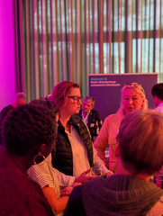 Ina Czyborra, Senatorin für Gesundheit, Wissenschaft und Pflege (SPD) im Gespräch mit Besucherinnen