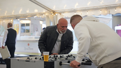 Zwei Mitarbeitende beim Tischkicker im Festzelt bei der Jubiläumsfeier 20 Jahre Albertinen Services Hamburg ASH in Rellingen. Zwei Mitarbeitende beim Tischkicker im Festzelt bei der Jubiläumsfeier 20 Jahre Albertinen Services Hamburg ASH in Rellingen.