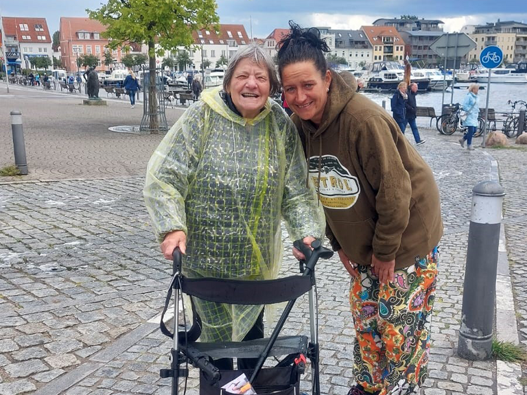 Eine Seniorin und eine Altenpflegerin stehen nebeneinander am Hafen, Ausflug Seniorinnen und Senioren, Reise Seniorenheim, Immanuel Hauses am Kalksee