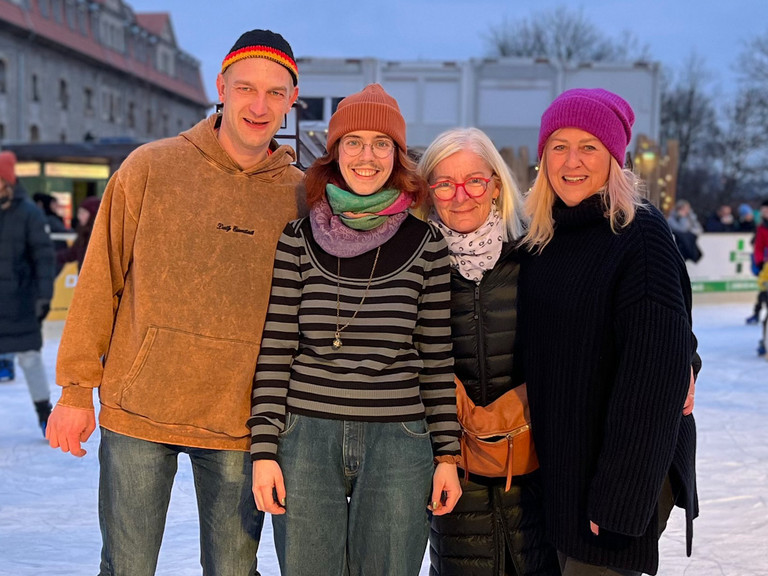 Zwei Mitarbeiterinnen und und zwei Bewohner des Immanuel Therapiezentrums Röthof auf der Eisbahn Zwei Mitarbeiterinnen und und zwei Bewohner des Immanuel Therapiezentrums Röthof auf der Eisbahn