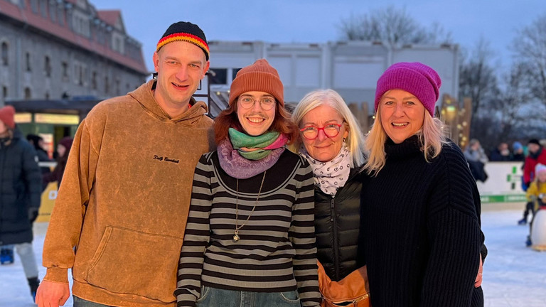 Zwei Mitarbeiterinnen und und zwei Bewohner des Immanuel Therapiezentrums Röthof auf der Eisbahn Zwei Mitarbeiterinnen und und zwei Bewohner des Immanuel Therapiezentrums Röthof auf der Eisbahn