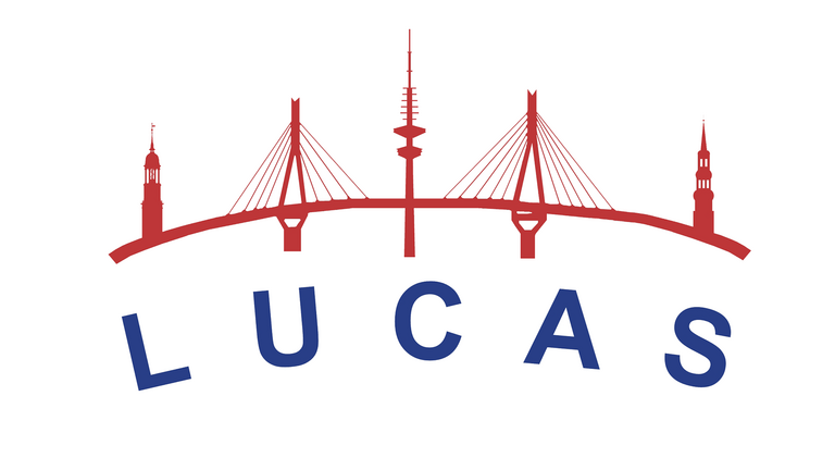 Logo des Projekts LUCAS (Longitudinale Urbane Cohorten-Alters-Studie) mit Schriftzug und einer stilisierten Darstellung Hamburger Wahrzeichen zum 25-jährigen Projektjubiläum mit dem Thema "Prävention für Selbstständigkeit im Alter – Wunschdenken oder realistische Perspektive?" im Albertinen Krankenhaus.