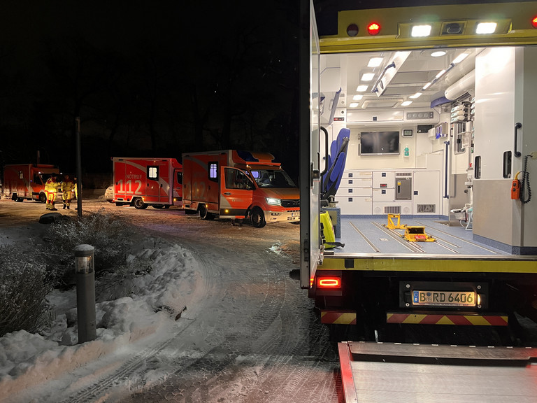 Rettungswägen stehen für den Transport der Gäste aus dem Diakonie Hospiz Wannsee ins Immanuel Krankenhaus Berlin bereit.
