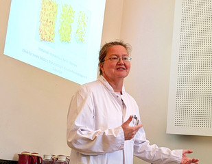 Dr. Katja Warnecke bei einem Vortrag Dr. Katja Warnecke bei einem Vortrag
