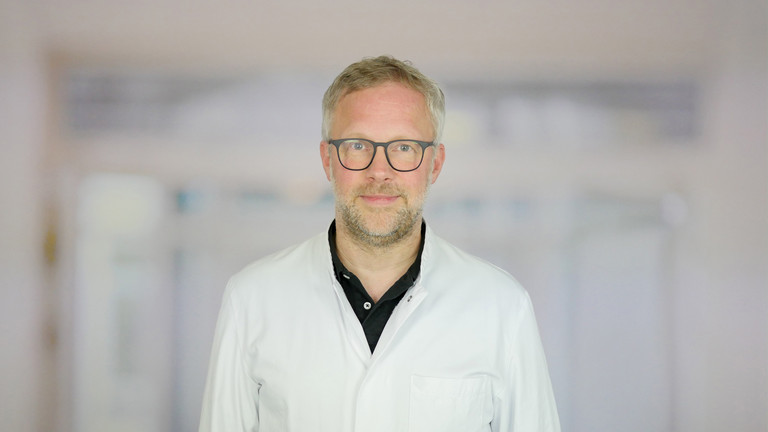 Dr. med. Michael Berndsen, Chefarzt der Abteilung Obere Extremität, Hand- und Mikrochirurgie am Immanuel Krankenhaus Berlin