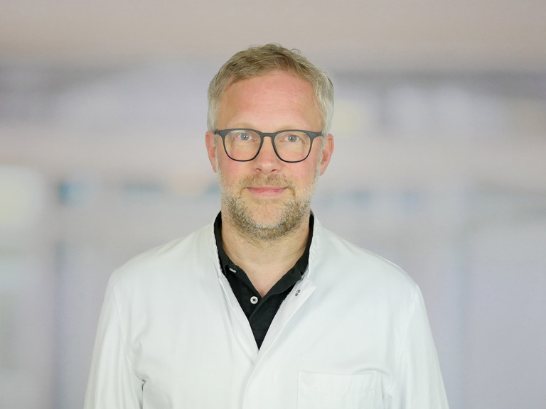 Dr. med. Michael Berndsen, Chefarzt der Abteilung Obere Extremität, Hand- und Mikrochirurgie am Immanuel Krankenhaus Berlin
