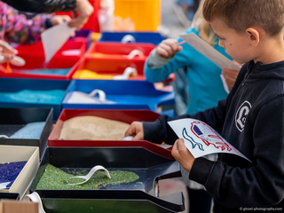 Bastelangebot mit Sand für Kinder, 6. Zelterstraßenfest, feiern für den guten Zweck, Beratung plus Leben, Soziale Einrichtung, Berlin