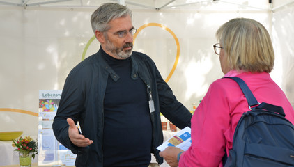  Zwei Menschen unterhalten sich am Stand des Diakonie Hospiz Volksdorf bei den Ständen des Gesundheitscampus Volksdorf der Immanuel Albertinen Diakonie beim Stadtteilfest Volksdorf in Hamburg