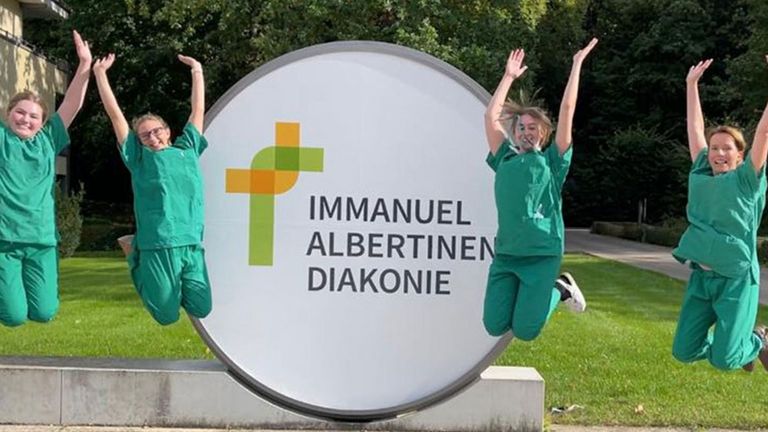 Immanuel Klinik Rüdersdorf - Nachricht - Erster Hebammenkurs mit erfolgreichen Abschlüssen in der Immanuel Klinik Rüdersdorf 