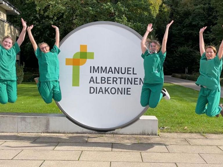 Immanuel Klinik Rüdersdorf - Nachricht - Erster Hebammenkurs mit erfolgreichen Abschlüssen in der Immanuel Klinik Rüdersdorf 