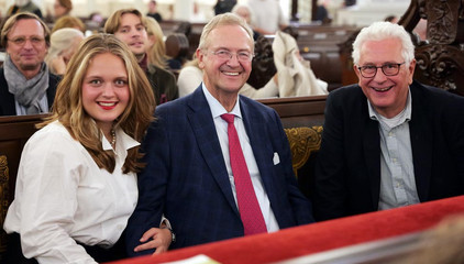Drei Konzertgäste sitzen auf einer Kirchenbank und blicken freundlich in die Kamera beim 10. Herzbrücke-Benefizkonzert im Hamburger „Michel“ der Albertinen-Stiftung. Drei Konzertgäste sitzen auf einer Kirchenbank und blicken freundlich in die Kamera beim 10. Herzbrücke-Benefizkonzert im Hamburger „Michel“ der Albertinen-Stiftung.