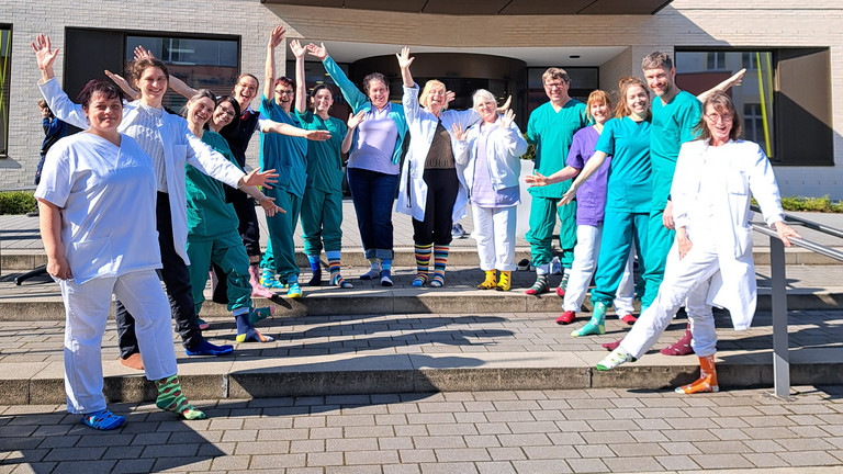 Mitarbeitende des Immanuel Klinikum Bernau stehen vor dem Eingang und zeigen ihre bunten Socken anlässlich des Welt-Down-Syndrom Tages Mitarbeitende des Immanuel Klinikum Bernau stehen vor dem Eingang und zeigen ihre bunten Socken anlässlich des Welt-Down-Syndrom Tages