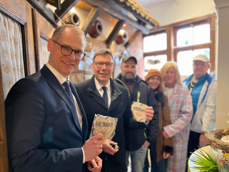 V.l.: Ehrenamtsbeauftragter der Thüringer Staatskanzlei Guntram Wothly, Bürgermeister der Stadt Schmalkalden, Thomas Kaminski, die Bewohner Daniel Gumpert und Flynn-Noah Dykof, Einrichtungsleiterin Diana Wolff und Bewohner Michael Leonhardt