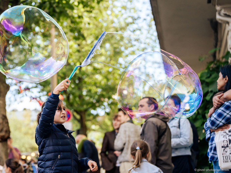 Kind macht große Seifenblasen, 6. Zelterstraßenfest, feiern für den guten Zweck, Beratung plus Leben, Soziale Einrichtung, Berlin