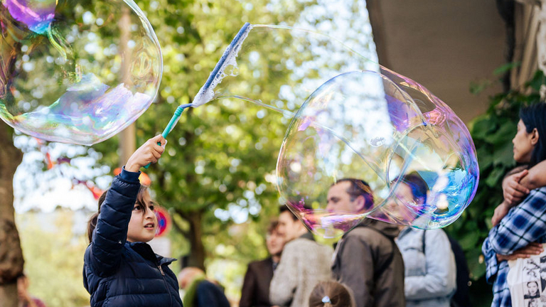 Kind macht große Seifenblasen, 6. Zelterstraßenfest, feiern für den guten Zweck, Beratung plus Leben, Soziale Einrichtung, Berlin