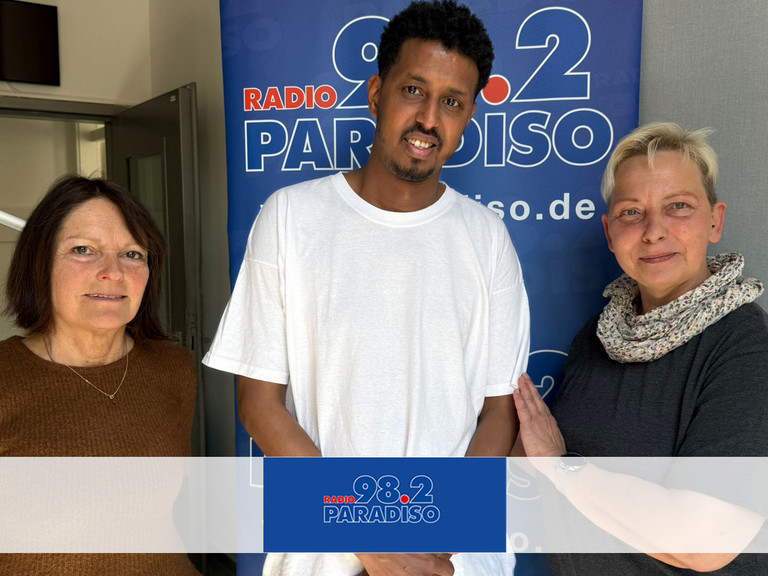 Manuela Sommerfeld und Abdikadia Yussuf Abdi (v.r.n.l.) zu Gast bei Julia Nogli