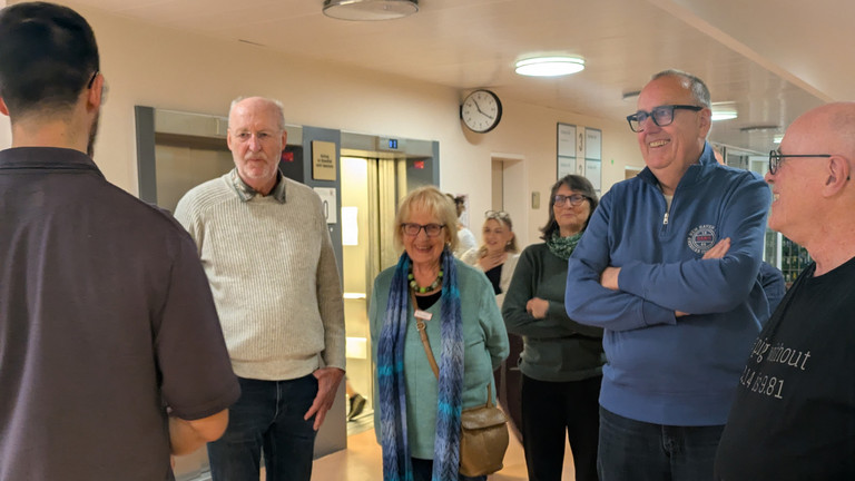 Physiotherapeut Malte Hinrich begrüßt Seniorenstudierende Physiotherapeut Malte Hinrich begrüßt Seniorenstudierende