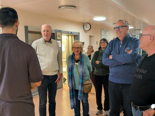 Physiotherapeut Malte Hinrich begrüßt Seniorenstudierende Physiotherapeut Malte Hinrich begrüßt Seniorenstudierende