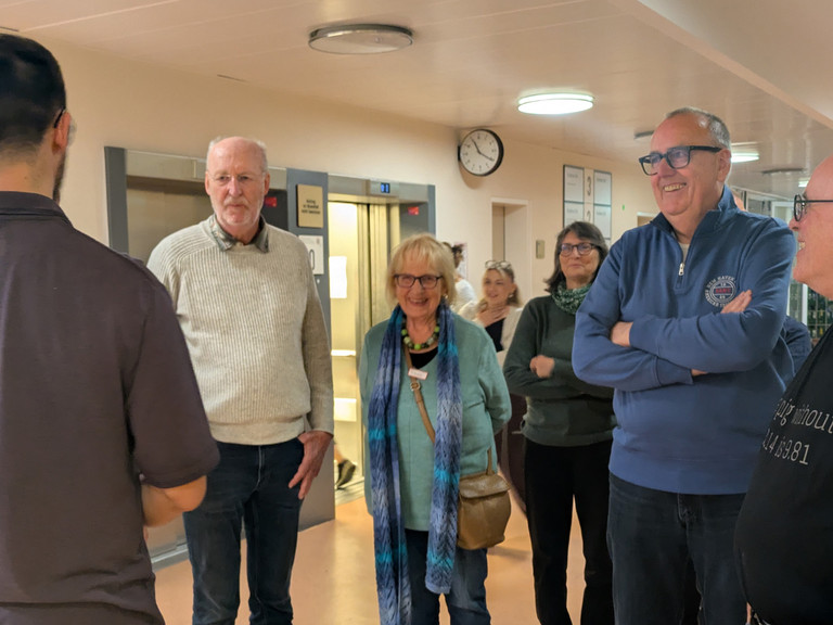 Physiotherapeut Malte Hinrich begrüßt Seniorenstudierende Physiotherapeut Malte Hinrich begrüßt Seniorenstudierende