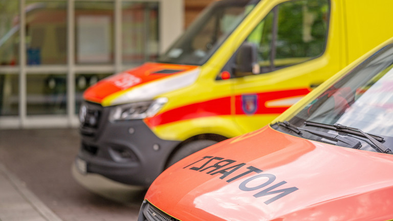 zwei Rettungswagen stehen vor dem Eingang zur Rettungstelle des Immanuel Klinikum Bernau zwei Rettungswagen stehen vor dem Eingang zur Rettungstelle des Immanuel Klinikum Bernau