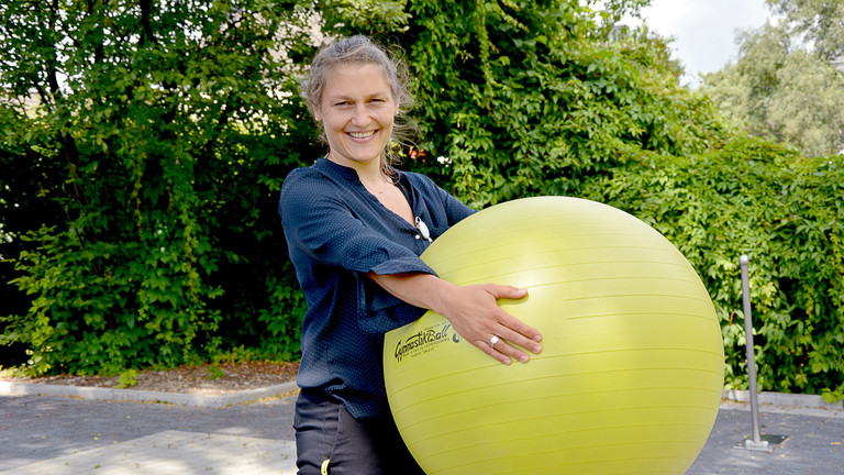 Therapeutin mit Gymnastikball, Albertinen Schule Hamburg
