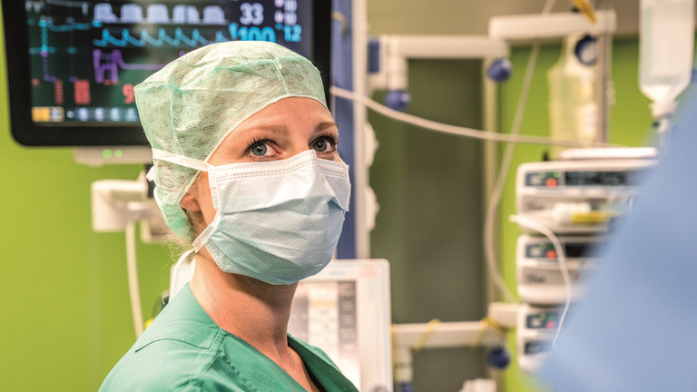 Eine Ärztin mit Maske vor einem Herzmonitor, Ausbildung OTA, Operationstechnischer Assistent Ausbildungsangebot, Albertinen Krankenhaus, Hamburg-Schnelsen