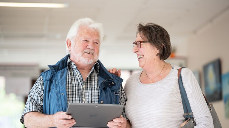 Albertinen Haus - Projekt "Netzwerk GesundAktiv" soll fortgeführt werden. Zwei Personen lachend mit einem Tablet in der Hand.