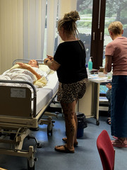 Teilnehmende der Mentorenausbildung bereiten im Skills Lab der Albertinen Akademie eine praktische Pflegesimulation am Übungsmodell vor.