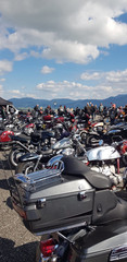 Blick auf viele Motorräder bei einem Motorradtreffen Blick auf viele Motorräder bei einem Motorradtreffen