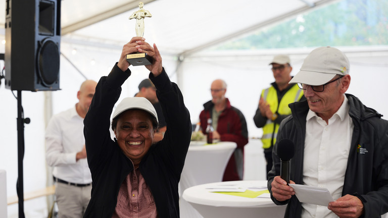 Eine Mitarbeiterin hält neben Geschäftsführer Ralf Zastrau eine Metallfigur in die Luft und blickt lachend in die Kamera bei der Jubiläumsfeier 20 Jahre Albertinen Services Hamburg ASH in Rellingen. Eine Mitarbeiterin hält neben Geschäftsführer Ralf Zastrau eine Metallfigur in die Luft und blickt lachend in die Kamera bei der Jubiläumsfeier 20 Jahre Albertinen Services Hamburg ASH in Rellingen.