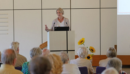 Studienleiterin Dr. Ulrike Dapp hält am Rednerpult neben einer Projektsleinwand eine Rede bei der Jubiläumsveranstaltung mit Symposium und einer Dankesveranstaltung zum 25-jährige Bestehen der LUCAS Langzeit-Kohortenstudie im Hamburger Albertinen Haus und Kirche am Albertinen Krankenhaus. Studienleiterin Dr. Ulrike Dapp hält am Rednerpult neben einer Projektsleinwand eine Rede bei der Jubiläumsveranstaltung mit Symposium und einer Dankesveranstaltung zum 25-jährige Bestehen der LUCAS Langzeit-Kohortenstudie im Hamburger Albertinen Haus und Kirche am Albertinen Krankenhaus.