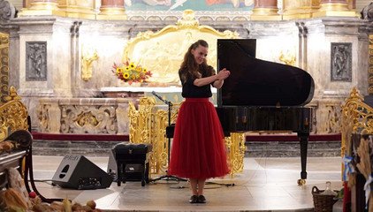 Eine Pianistin klatscht dem Publikum im Kirchensaal zu beim 10. Herzbrücke-Benefizkonzert im Hamburger „Michel“ der Albertinen-Stiftung. Eine Pianistin klatscht dem Publikum im Kirchensaal zu beim 10. Herzbrücke-Benefizkonzert im Hamburger „Michel“ der Albertinen-Stiftung.