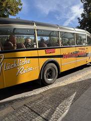 Ein gelber Oldtimerbus bei der Abfahrt zur Feier zum 25-jährigen Jubiläum des Immanuel Suchthilfeverbunds Guben mit besonderen Wohnformen für abhängigkeitskranke Menschen in Thüringen Ein gelber Oldtimerbus bei der Abfahrt zur Feier zum 25-jährigen Jubiläum des Immanuel Suchthilfeverbunds Guben mit besonderen Wohnformen für abhängigkeitskranke Menschen in Thüringen