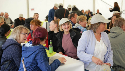Mehrere Mitarbeitende sitzen zusammen an einem Tisch im Festzelt bei der Jubiläumsfeier 20 Jahre Albertinen Services Hamburg ASH in Rellingen. Mehrere Mitarbeitende sitzen zusammen an einem Tisch im Festzelt bei der Jubiläumsfeier 20 Jahre Albertinen Services Hamburg ASH in Rellingen.